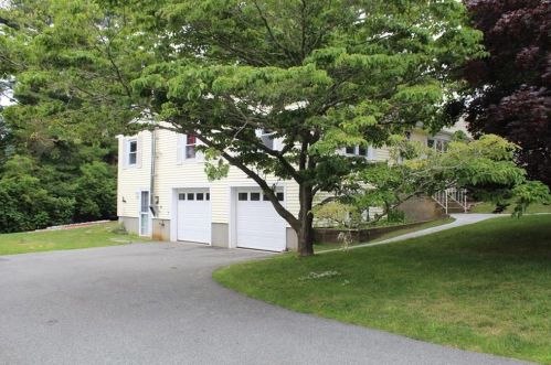 28 Continental Dr, Middletown, RI 02842-7204