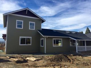 1730 Thomas Rd, Medford, OR 97501-3846