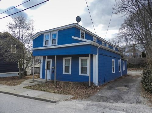 43 Duke St, Warwick, RI 02818-3819