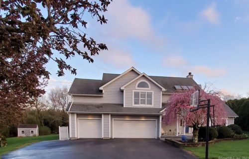 9 Applewood Dr, Quaker Hill, CT 06375-1331