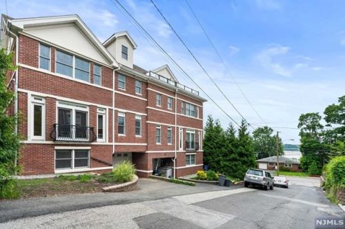 7 Casta Ln, Edgewater NJ  07020-1504 exterior