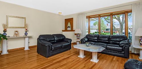 8141 Field Dr, Niles, IL 60714-2704