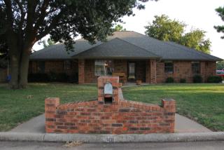 101 Christopher Dr, Chickasha, OK 73018-7142