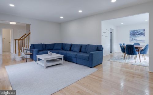 5707 Oak Leather Dr, Springfield VA  22015-2315 exterior