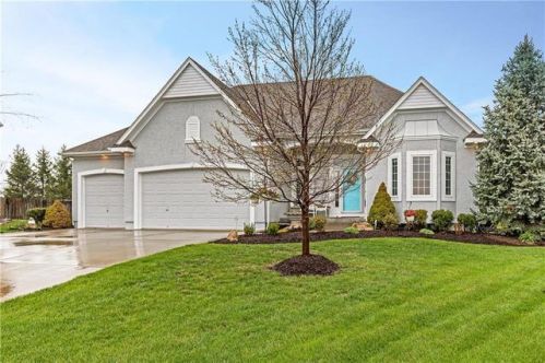 17525 Roundtree Dr, Olathe, KS 66062-8217