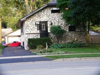 209 Villa Ave, Elmhurst, IL 60126-3031