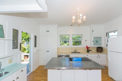 2021 Kakela Dr, Honolulu HI  96822-2158 exterior