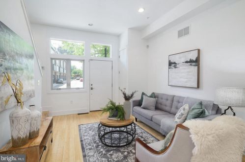 412 Front St, Philadelphia, PA 19147-1701