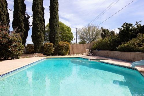 5560 Wentworth Dr, Riverside CA  92505-3156 exterior