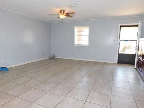 2213 Thompson St, Conroe TX  77303-1727 exterior