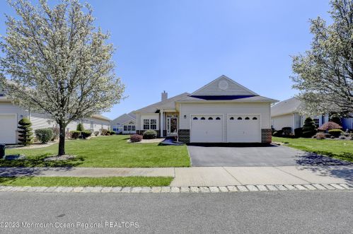 12 Vecchio Rd, Lakehurst, NJ 08759-8107