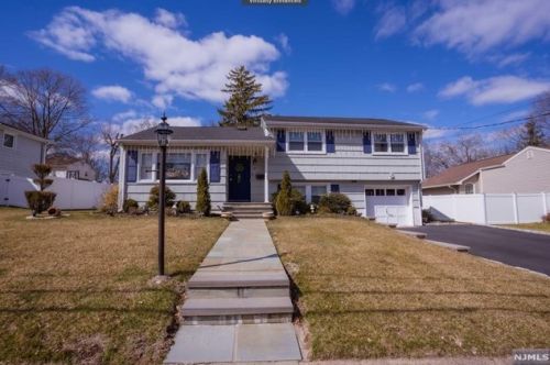 38 Roxbury Rd, Dumont, NJ 07628-1120