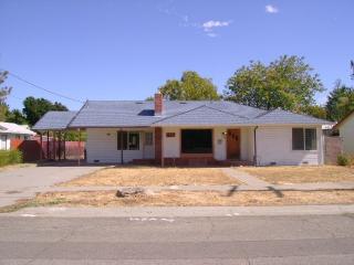 1527 West St, Corning, CA 96021-2947