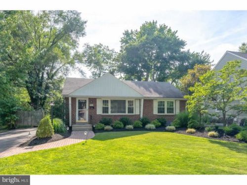 704 Cedar Ave, Tavistock, NJ 08033-1012
