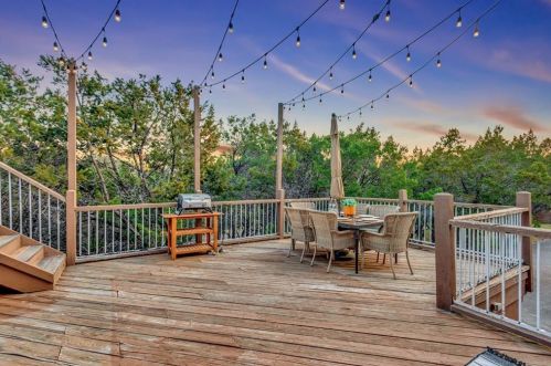 7037 Comanche Trl, Austin TX  78732-1006 exterior