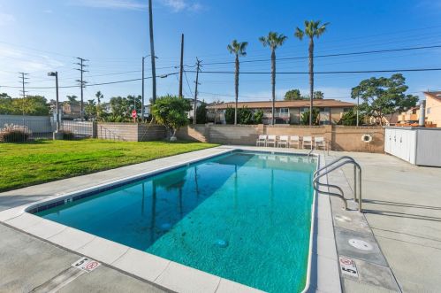 7652 Garfield Ave, Huntington Beach CA  92648-2023 exterior