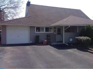 28 Hydrangea Rd, Levittown PA  19056-1331 exterior
