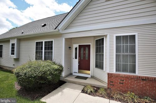 6 Hummingbird Dr, Trenton NJ  08690-3557 exterior