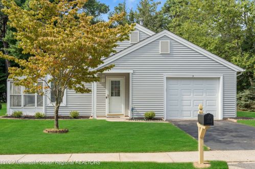 26 Kent Dr, Lacey, NJ 08731-5616