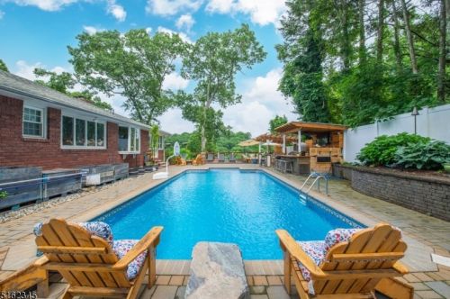 90 Hillside Dr, Bloomingdale, NJ 07403-1560