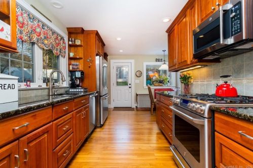 12 Clearview Ave, Norwalk CT  06851-5128 exterior