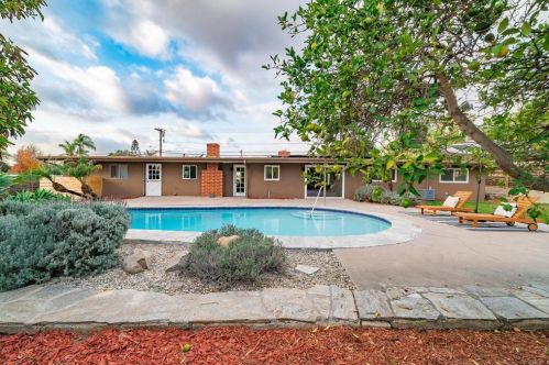 1112 Sunset Dr, Vista, CA 92081-7408