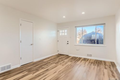 3209 Locust St, Denver, CO 80207-7409