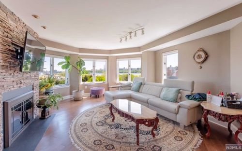 605 Franklin Ct, Edgewater, NJ 07020-1607