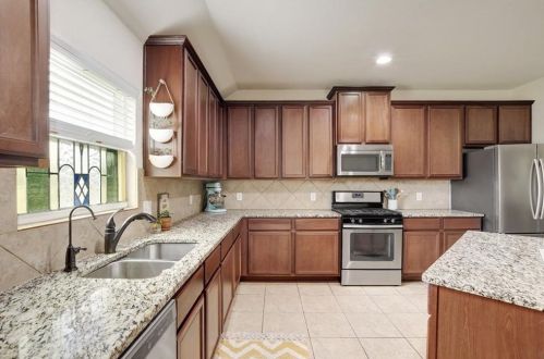 1265 Twin Estates Dr, Uhland TX 78640 exterior