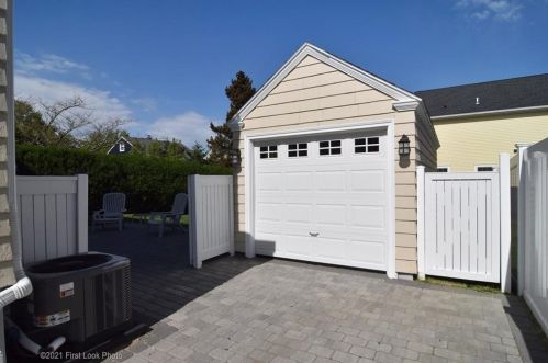 24 Eustis Ave, Middletown, RI 02840-2301