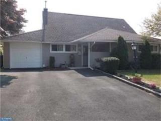 28 Hydrangea Rd, Levittown, PA 19056-1331
