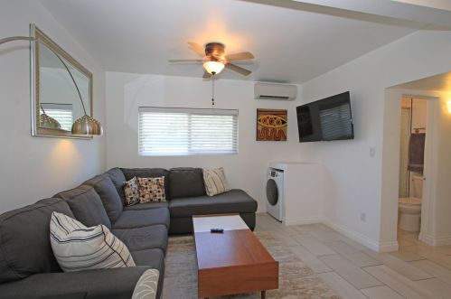 2724 Junipero Ave, Palm Springs, CA 92262-1853