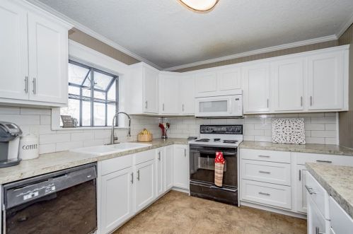 1105 Nottingham Dr, Angleton TX 77515-3518 exterior