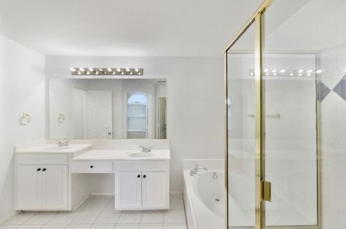 950 Grn Pond Dr, Garland TX 75040-1075 exterior