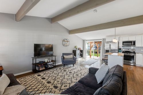 1033 Cherokee Pl, Lemont, IL 60439-4309