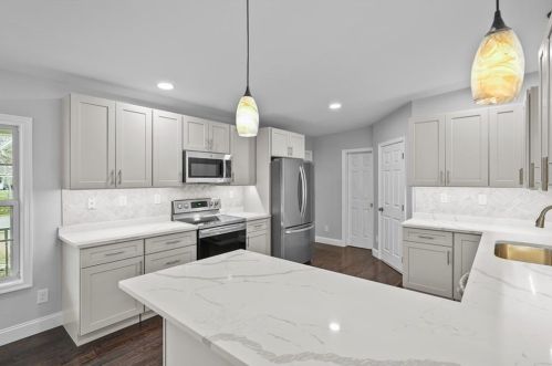 3 Doreen Dr, Westerly, RI 02891-1631
