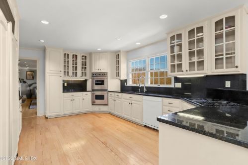 345 Round Hill Rd, Greenwich CT  06831-3303 exterior