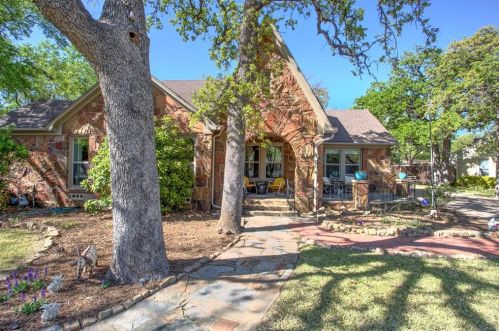 2201 Daisy Ln, Fort Worth, TX 76111-1528