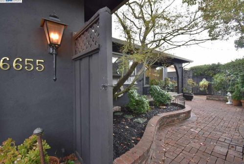 6655 Ebensburg Ln, Pleasanton, CA 94568-2532
