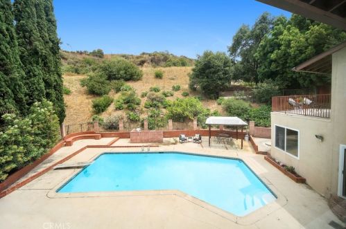 231 Sleepy Holw Dr, Glendale CA 91206-4727 exterior