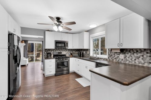 18 Francis Mills Rd, East Freehold NJ  07728-7944 exterior