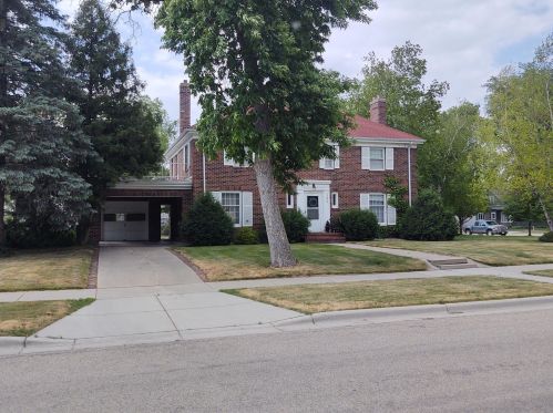 202 10th St, Morris, MN 56267-1122