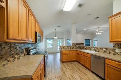15624 Fisher Is Dr, Austin TX  78717-3833 exterior