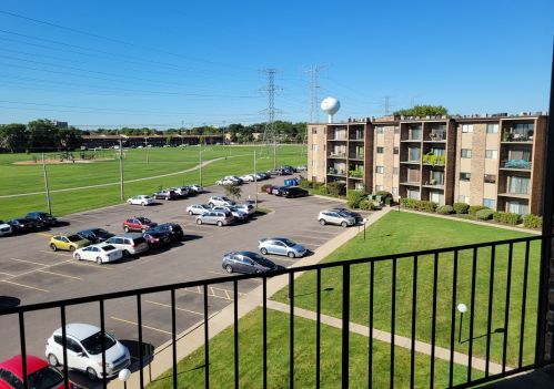 701 Huntington Commons Rd, Mount Prospect IL  60056-5130 exterior