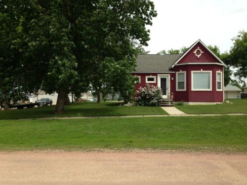 101 Pioneer Ave, Hayti SD  57241-2211 exterior