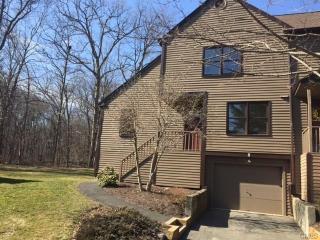 8 Nutmeg Cir, Upper Stepney, CT 06468-2654