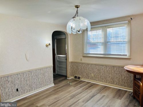 8125 Farnsworth St, Philadelphia PA 19152-3008 exterior