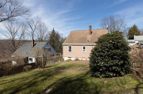 28 Waverly St, Waterbury, CT 06710-1016