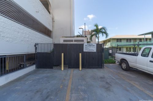 2121 Algaroba St, Honolulu HI  96826-2708 exterior
