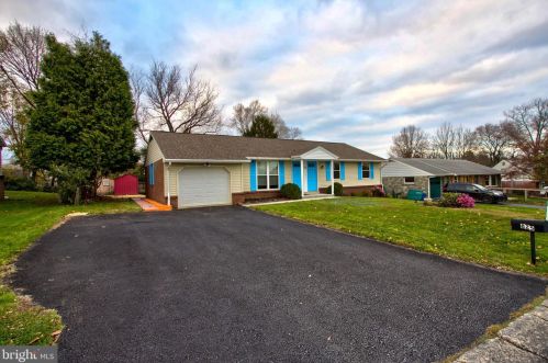 825 Darby Ln, Lancaster, PA 17601-2009